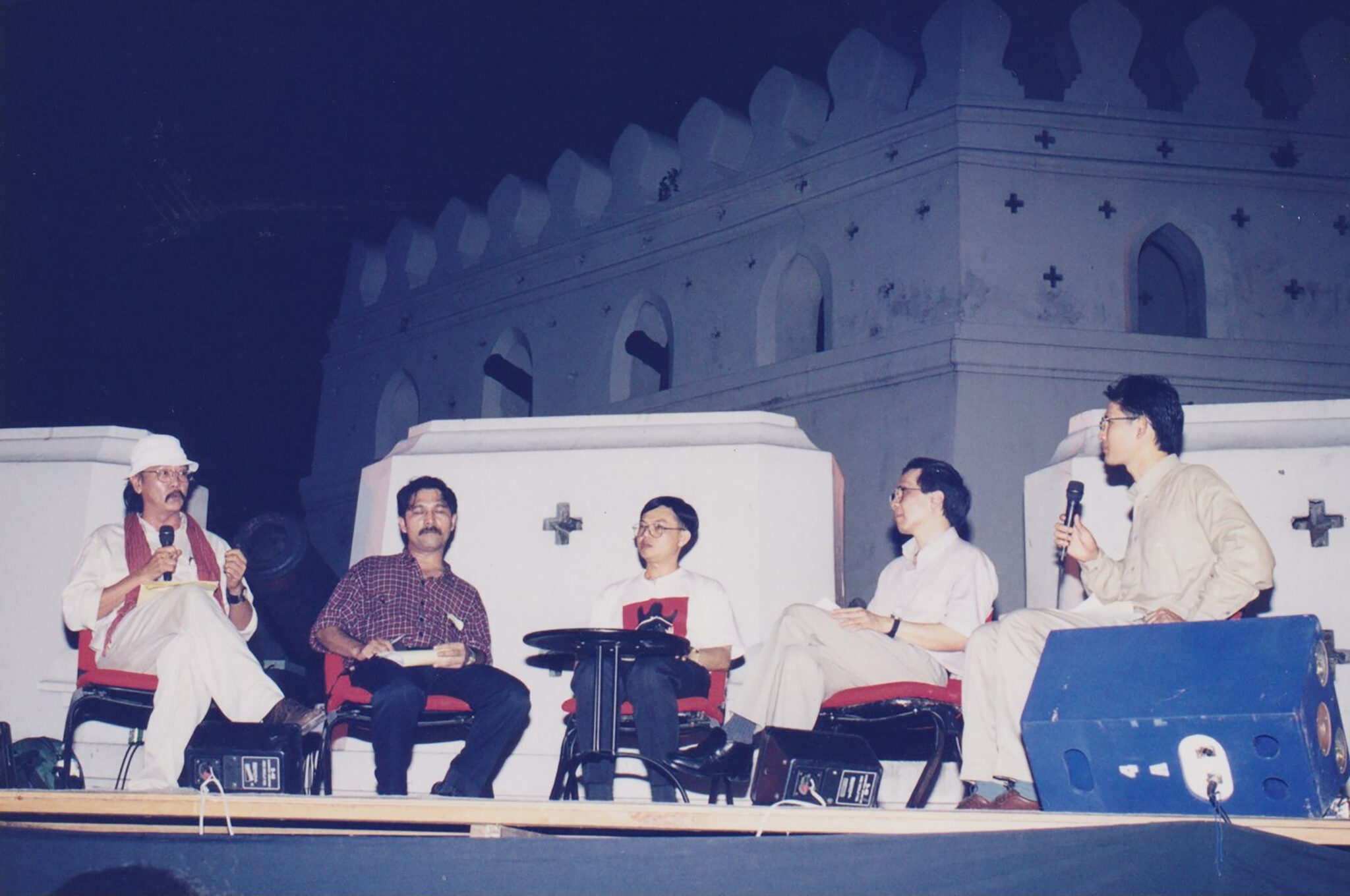 ภาพบนเวที : เสกสรรค์ ประเสริฐกุล, ไพโรจน์ เพชรคง, นพ.พลเดช ปิ่นประทีป ,โสภณ สุภาพงษ์ ,กิตติ สิงหาปัด